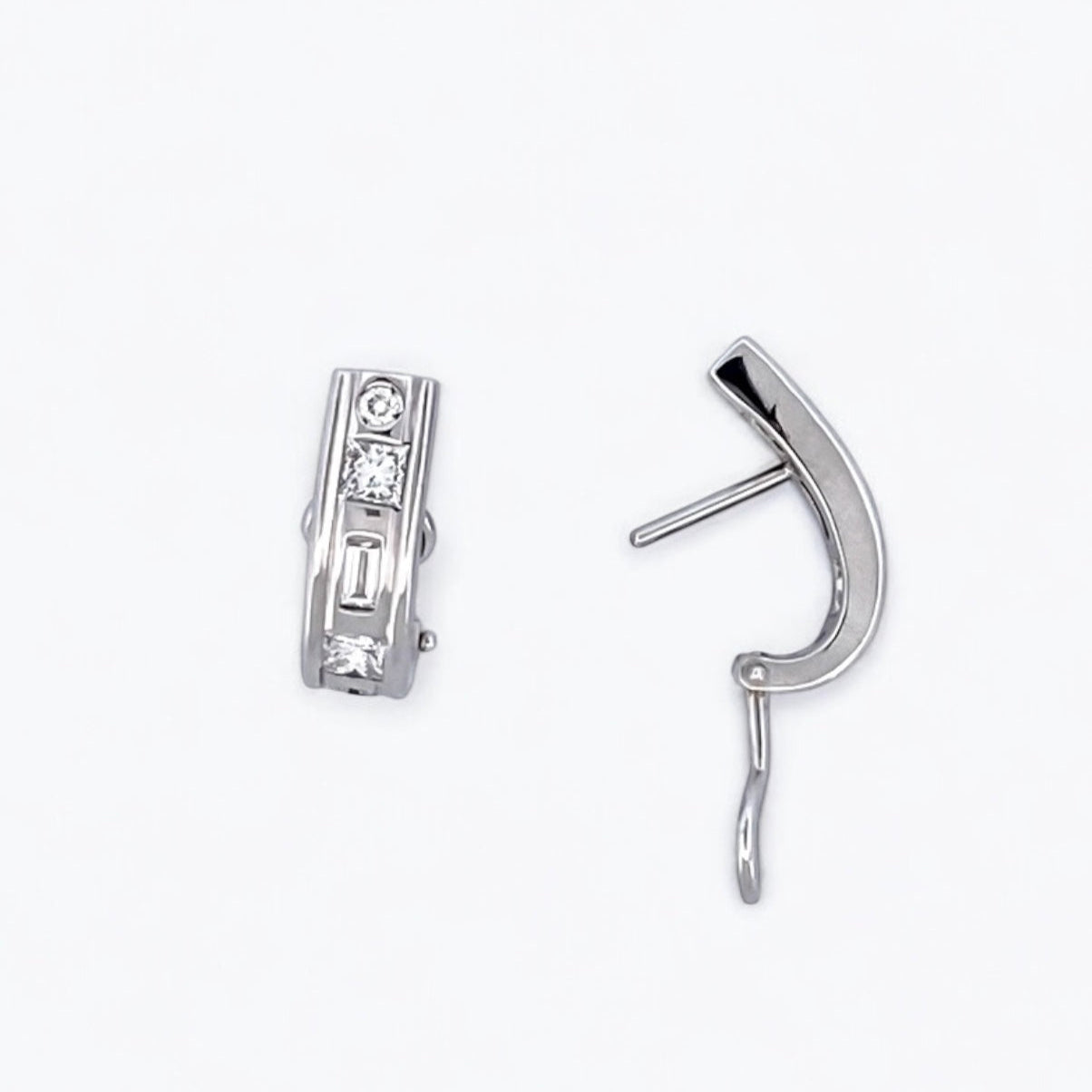Comprar pendientes realizados en oro blanco de 18kt con diamantes talla princesa, talla baguette y talla brillante intercalados. Cierre tipo Omega. Ian'Or.