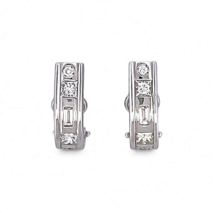Comprar pendientes realizados en oro blanco de 18kt con diamantes talla princesa, talla baguette y talla brillante intercalados. Cierre tipo Omega. Ian'Or.