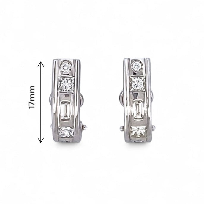 Comprar pendientes realizados en oro blanco de 18kt con diamantes talla princesa, talla baguette y talla brillante intercalados. Cierre tipo Omega. Ian'Or.