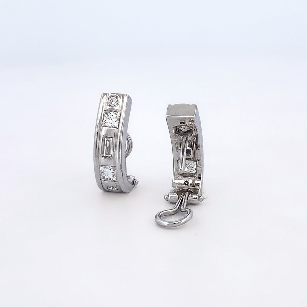 Comprar pendientes realizados en oro blanco de 18kt con diamantes talla princesa, talla baguette y talla brillante intercalados. Cierre tipo Omega. Ian'Or.