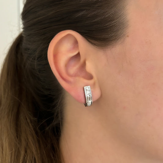 Comprar pendientes realizados en oro blanco de 18kt con diamantes talla princesa, talla baguette y talla brillante intercalados. Cierre tipo Omega. Ian'Or.