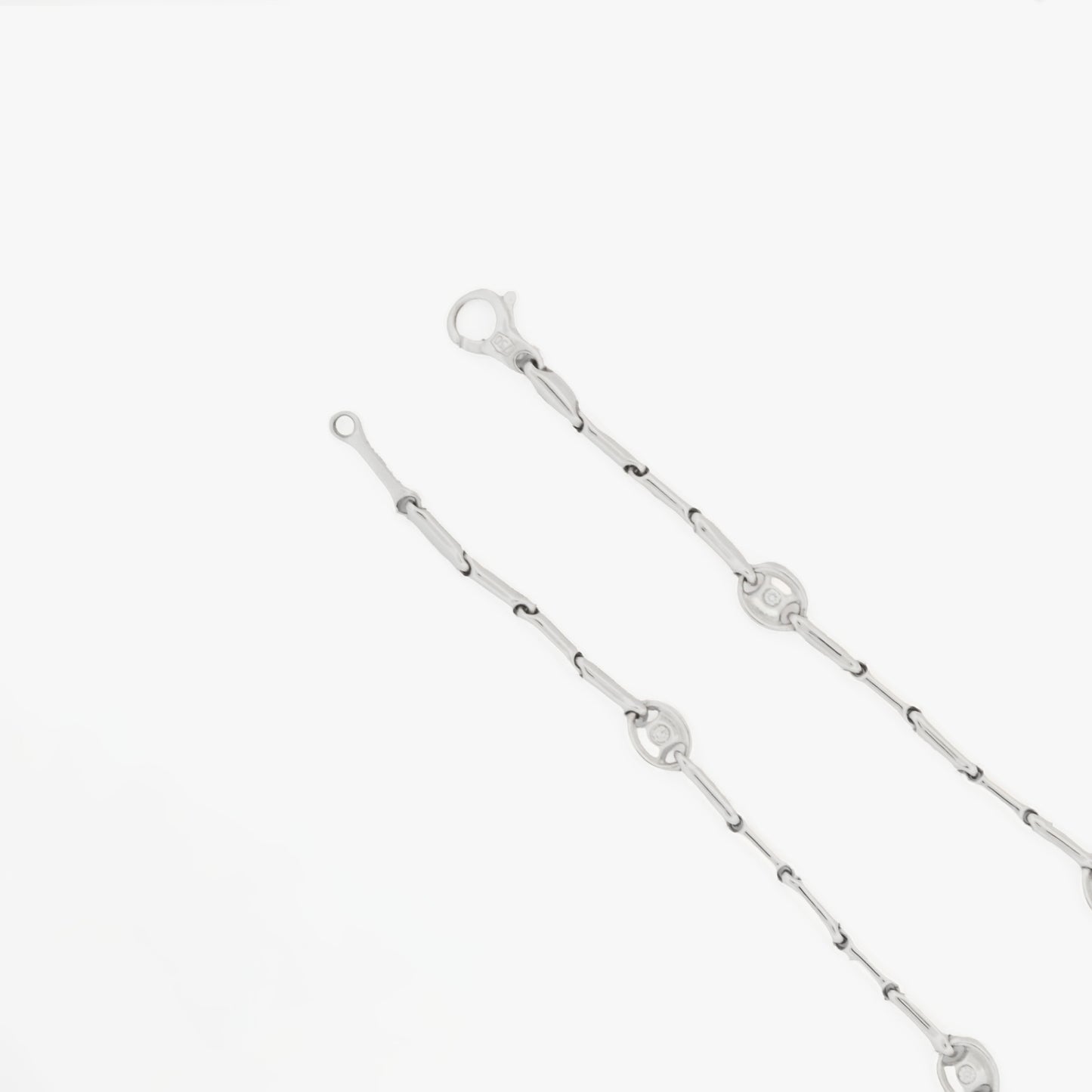 Pulsera semirrígida de oro blanco de 18kt con 8 diamantes talla brillante. Joyas de segunda mano en Barcelona. Joyería Compro Oro Barcelona. Joyas baratas. Joyas Chimento.