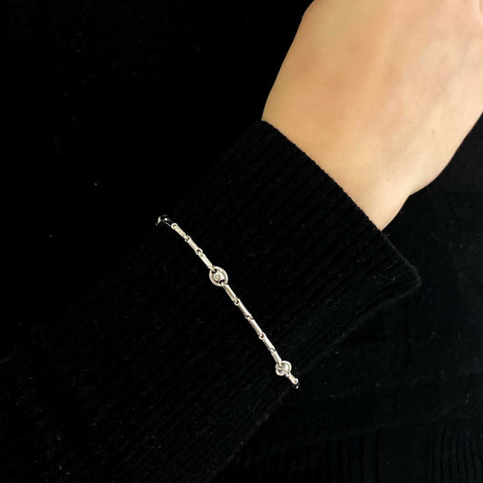 Pulsera semirrígida de oro blanco de 18kt con 8 diamantes talla brillante. Joyas de segunda mano en Barcelona. Joyería Compro Oro Barcelona. Joyas baratas.