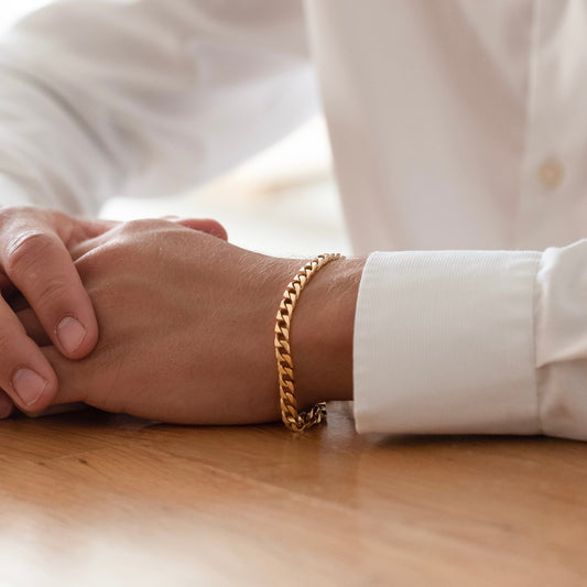 Comprar pulsera de oro de 18kt con cadena tipo cubana. La cadena mide 22cm de largo y 5,78mm de grosor. Joyas de segunda mano. Joyería Ian'Or.