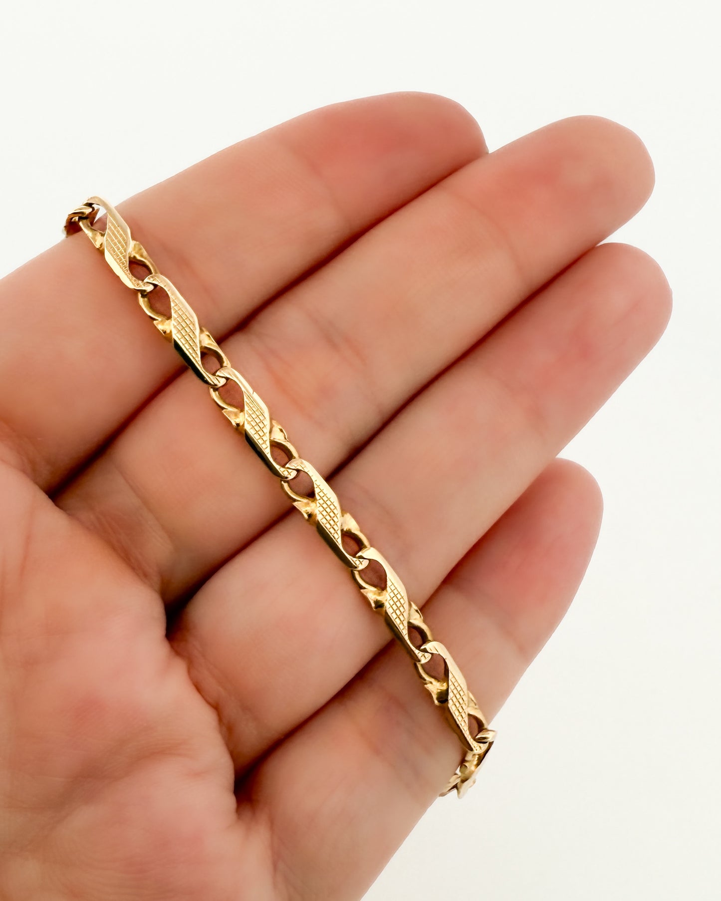 Pulsera oro amarillo de 18kt con eslabones en forma de infinito. Cierre tipo mosquetón.. Comprar pulseras de oro al mejor precio en Barcelona