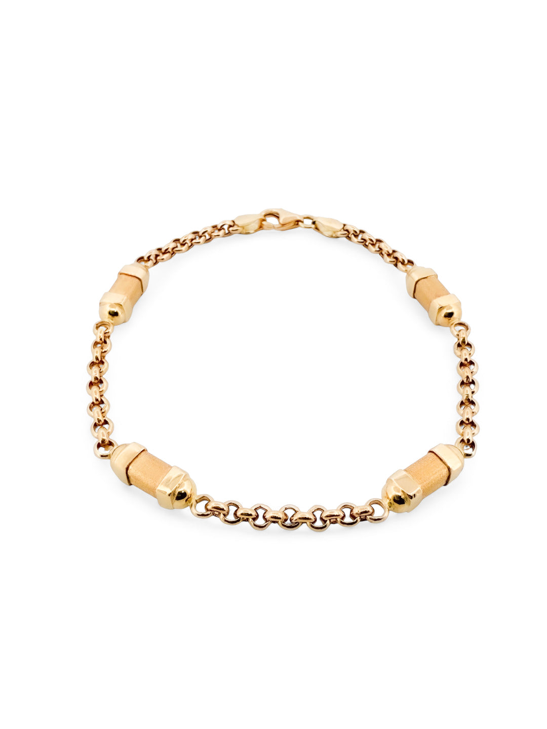 Pulsera oro amarillo de 18kt con cadena tipo rolo y 4 barriles alternos. La pulsera mide 20cm y 4,80mm de grosor. Dispone de cierre tipo mosquetón. Compra de pulseras de oro al mejor precio en Barcelona.