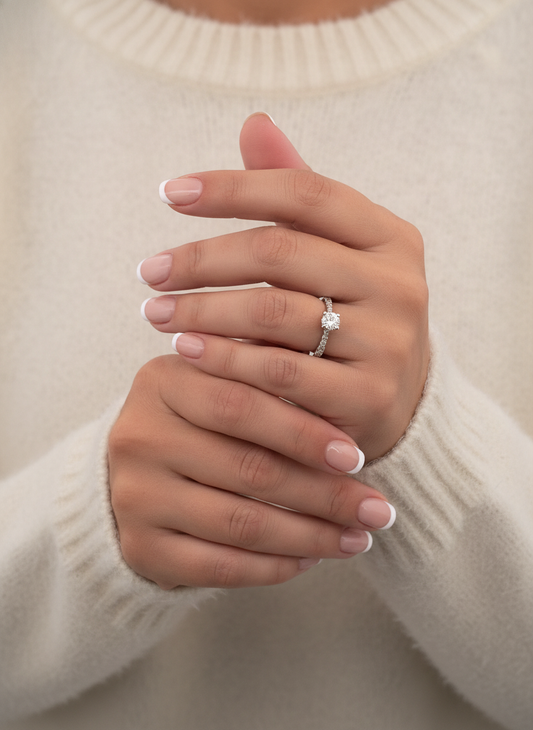 Comprar sortija realizada en oro blanco de 18kt con rosetón de diamantes alrededor de un diamante central y carril de diamantes escalonados en brazos. Anillos de diamantes al mejor precio en Barcelona