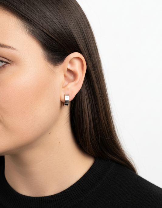 Comprar pendientes de oro blanco de 18kt con un diamante talla diamante en cada pendiente. Cierre tipo omega. Joyas de segunda mano. Joyas con diamantes baratas…