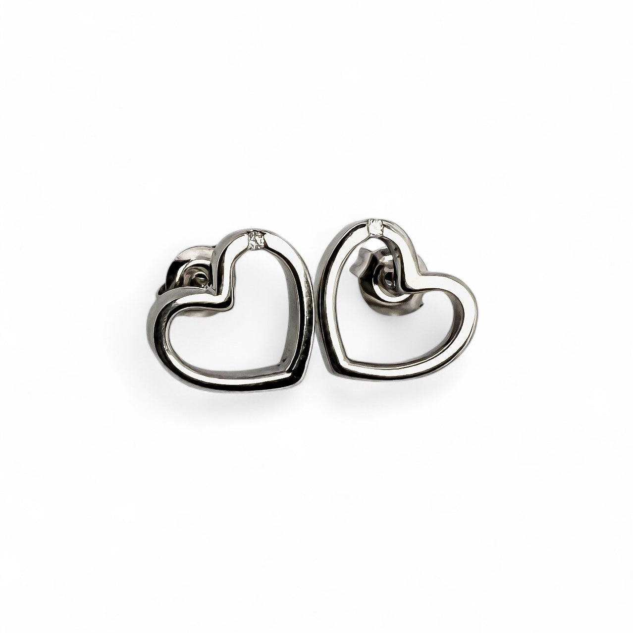 Comprar pendientes de oro blanco de 18kt con forma corazón con detalle de brillante, cierre presion. Joyas segunda mano. Envío gratis. Ian'Or.