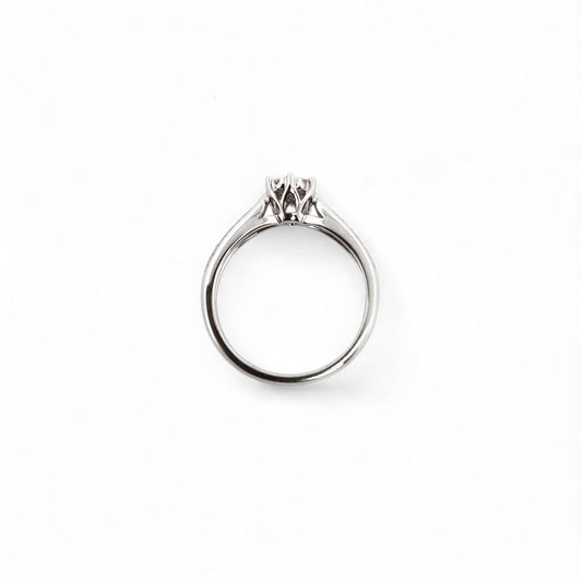 Comprar sortija realizada en oro blanco de 18kt con rosetón de diamantes alrededor de un diamante central y carril de diamantes escalonados en brazos. Anillos de diamantes al mejor precio en Barcelona