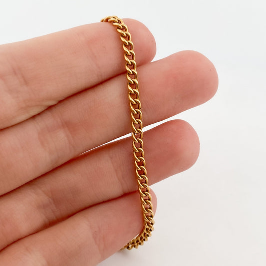 Comprar collar de oro amarillo de 18kt con cadena barbada. La cadena mide 55cm de largo y dispone de un cierre tipo gancho. Cadenas de oro 18kt baratas.