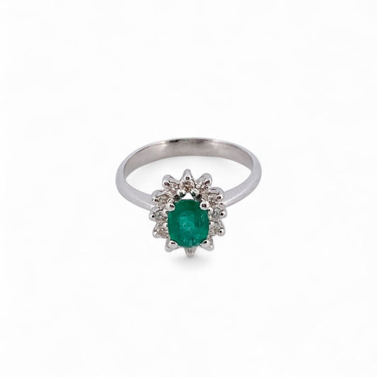 Comprar sortija realizada en oro blanco de 18kt con rosetón de diamantes alrededor de una esmeralda central. Joyas diamantes. Joyería Ian'Or. Envío GRATIS.