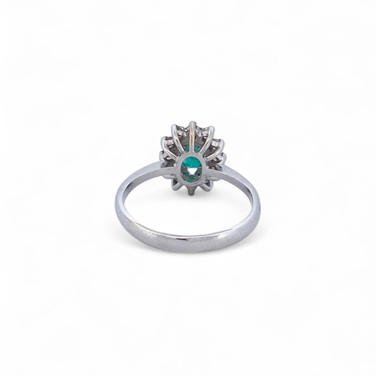 Comprar sortija realizada en oro blanco de 18kt con rosetón de diamantes alrededor de una esmeralda central. Joyas diamantes. Joyería Ian'Or. Envío GRATIS.