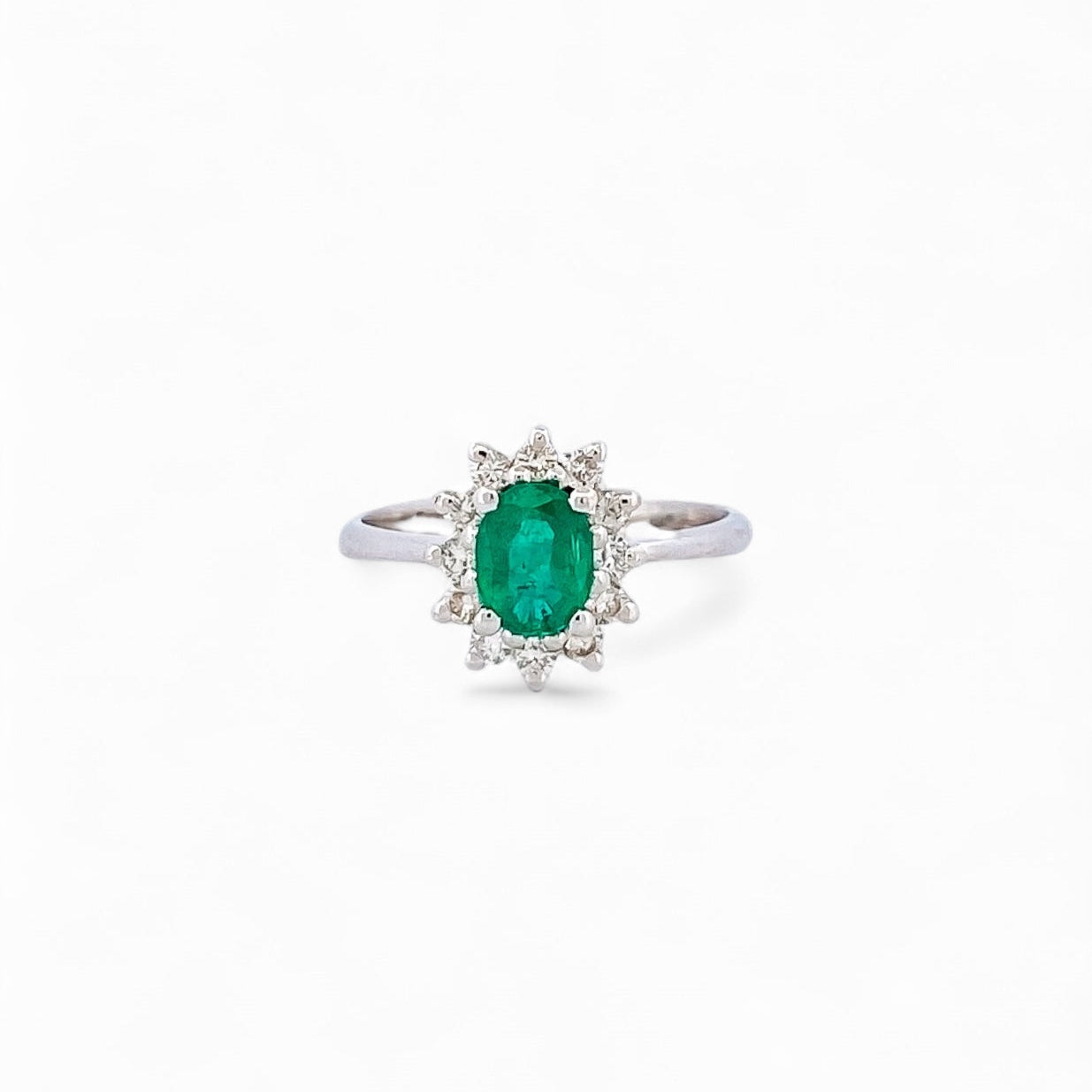 Comprar sortija realizada en oro blanco de 18kt con rosetón de diamantes alrededor de una esmeralda central. Joyas diamantes. Joyería Ian'Or. Envío GRATIS.