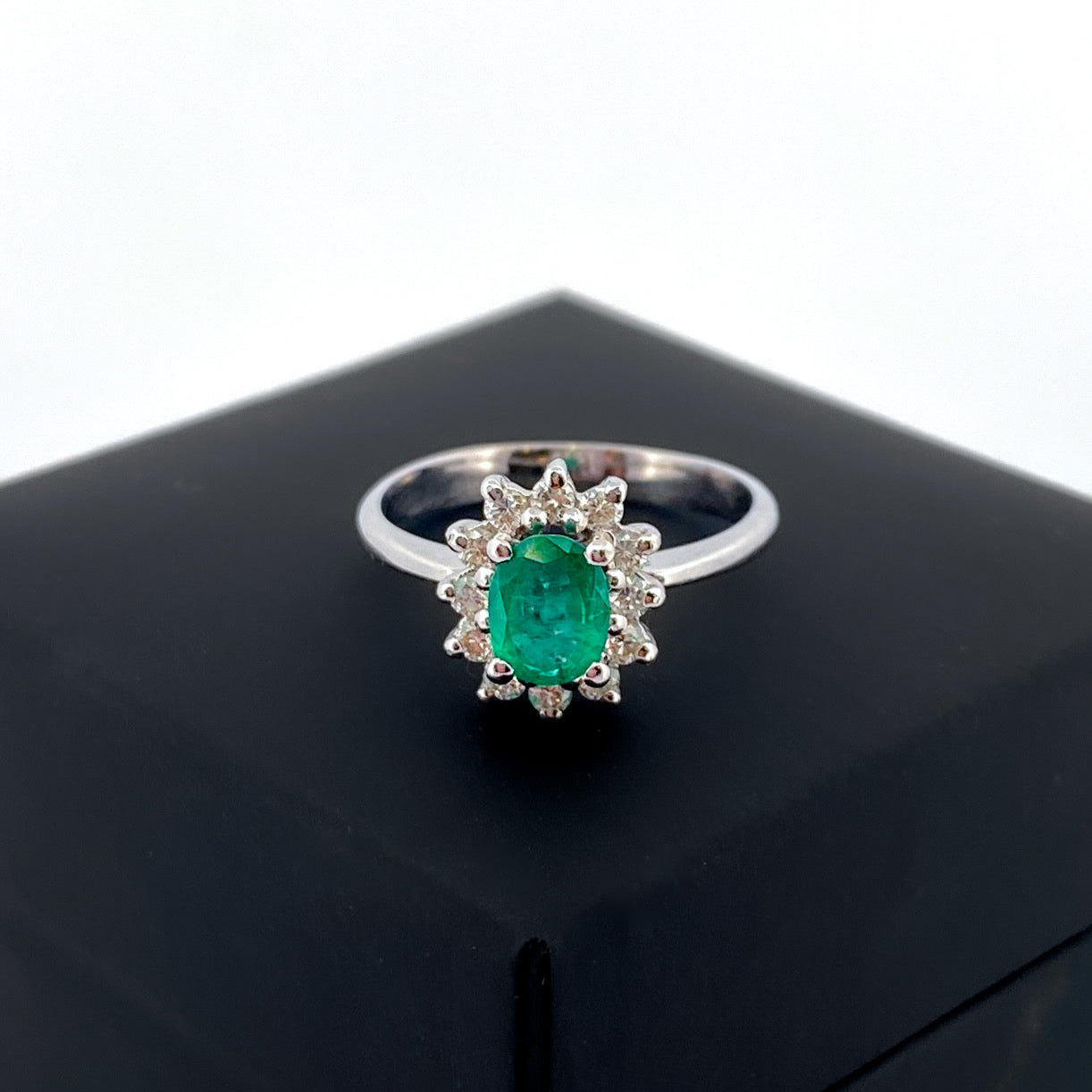 Comprar sortija realizada en oro blanco de 18kt con rosetón de diamantes alrededor de una esmeralda central. Joyas diamantes. Joyería Ian'Or. Envío GRATIS.