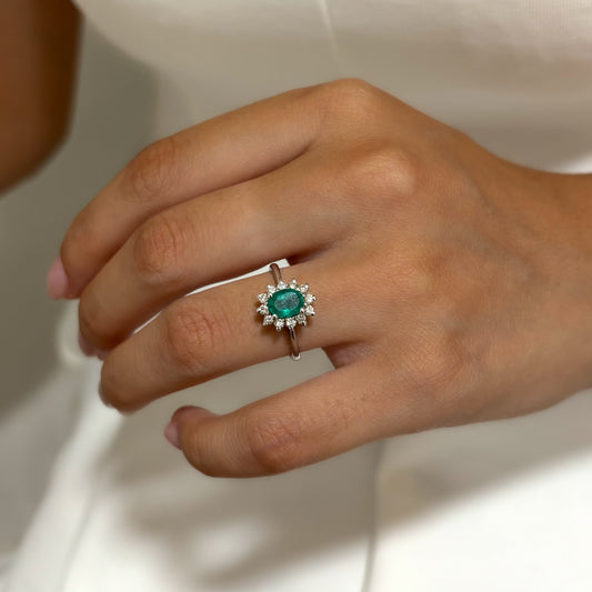 Comprar sortija realizada en oro blanco de 18kt con rosetón de diamantes alrededor de una esmeralda central. Joyas diamantes. Joyería Ian'Or. Envío GRATIS.