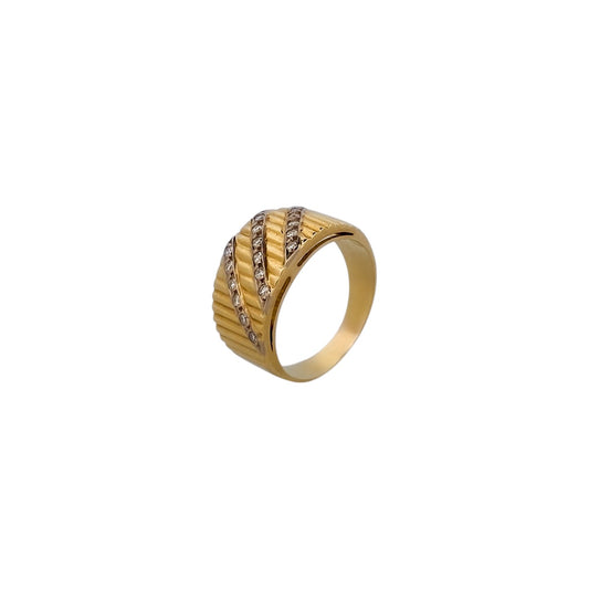 Comprar sortija realizada en oro amarillo de 18kt con textura y tres carriles de diamantes talla brillante en diagonal en la parte central del anillo. Ian'Or.