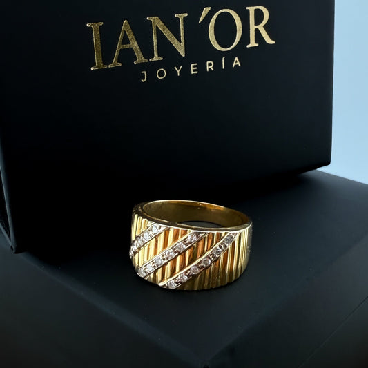 Comprar sortija realizada en oro amarillo de 18kt con textura y tres carriles de diamantes talla brillante en diagonal en la parte central del anillo. Ian'Or.