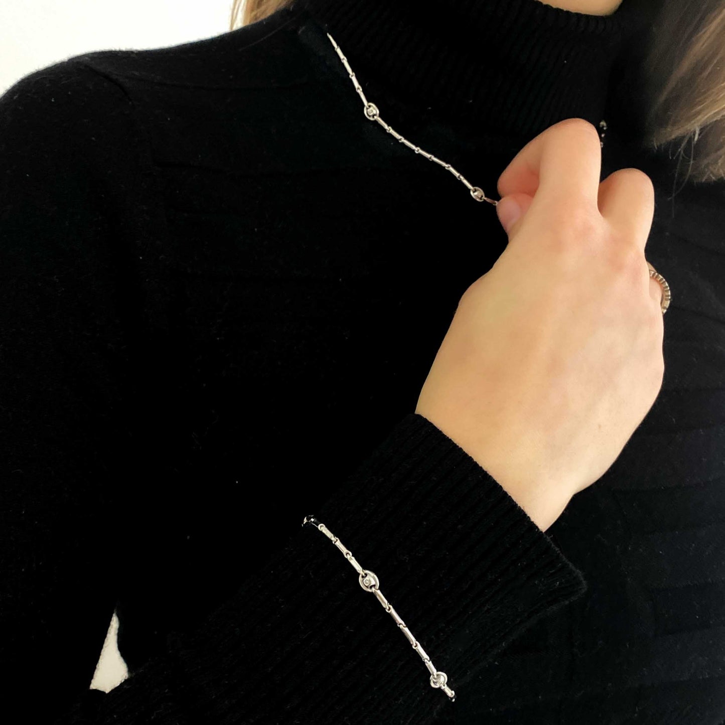 Collar cadena semirrígida realizada en oro blanco de 18kt con 14 diamantes talla brillante. Joyas de segunda mano. Joyería Compro Oro Barcelona. Joyas baratas.