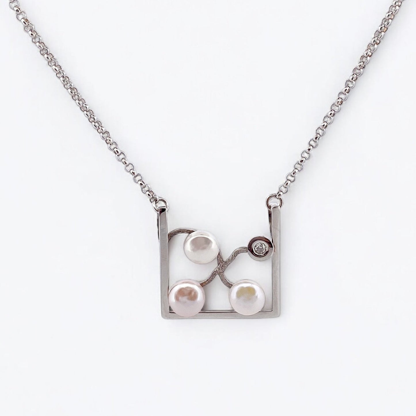 Comprar collar realizado en oro blanco de 18kt con perlas y un diamante talla brillante. Este collar dispone de cierre tipo mosquetón. Joyería Ian'Or.
