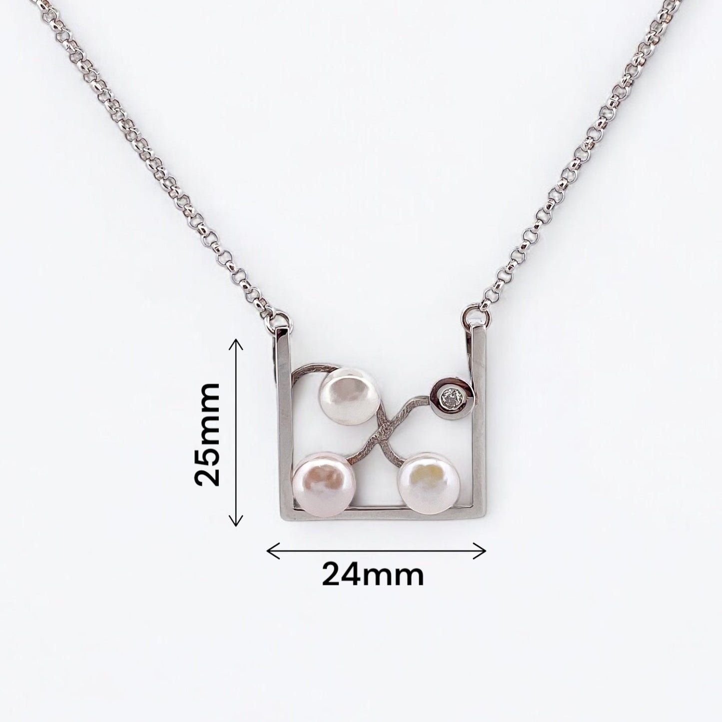 Comprar collar realizado en oro blanco de 18kt con perlas y un diamante talla brillante. Este collar dispone de cierre tipo mosquetón. Joyería Ian'Or.