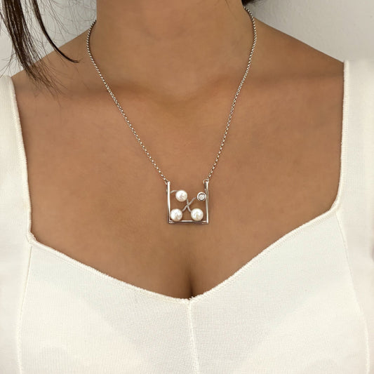 Comprar collar realizado en oro blanco de 18kt con perlas y un diamante talla brillante. Este collar dispone de cierre tipo mosquetón. Joyería Ian'Or.