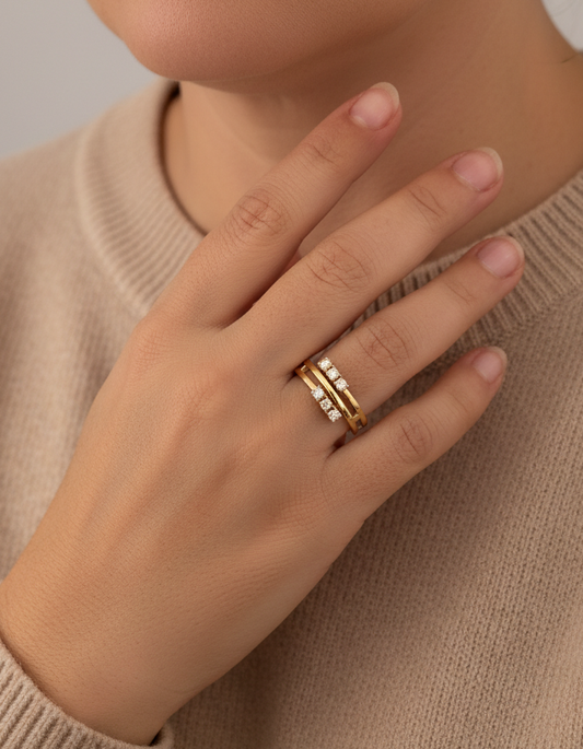 Comprar sortija realizada en oro amarillo de 18kt con diamantes en brazos. Anillos de oro 18kt y diamantes baratos.