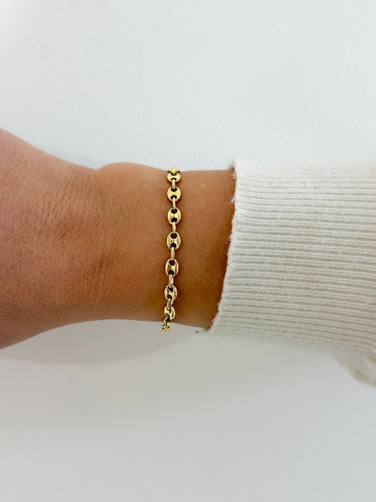 Comprar pulsera de oro de 18kt con cadena tipo calabrote de 4,68mm de grosor. La pulsera mide 16,5cm y dispone de cierre tipo mosquetón. Joyería de segunda mano Barcelona.