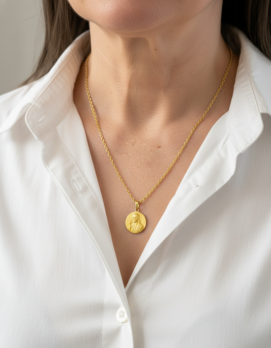 Comprar colgante medalla tipo escapulario realizado en oro amarillo de 18kt con grabado de la Virgen del Carmen y el corazón de Jesús.Joyas de oro al mejor precio