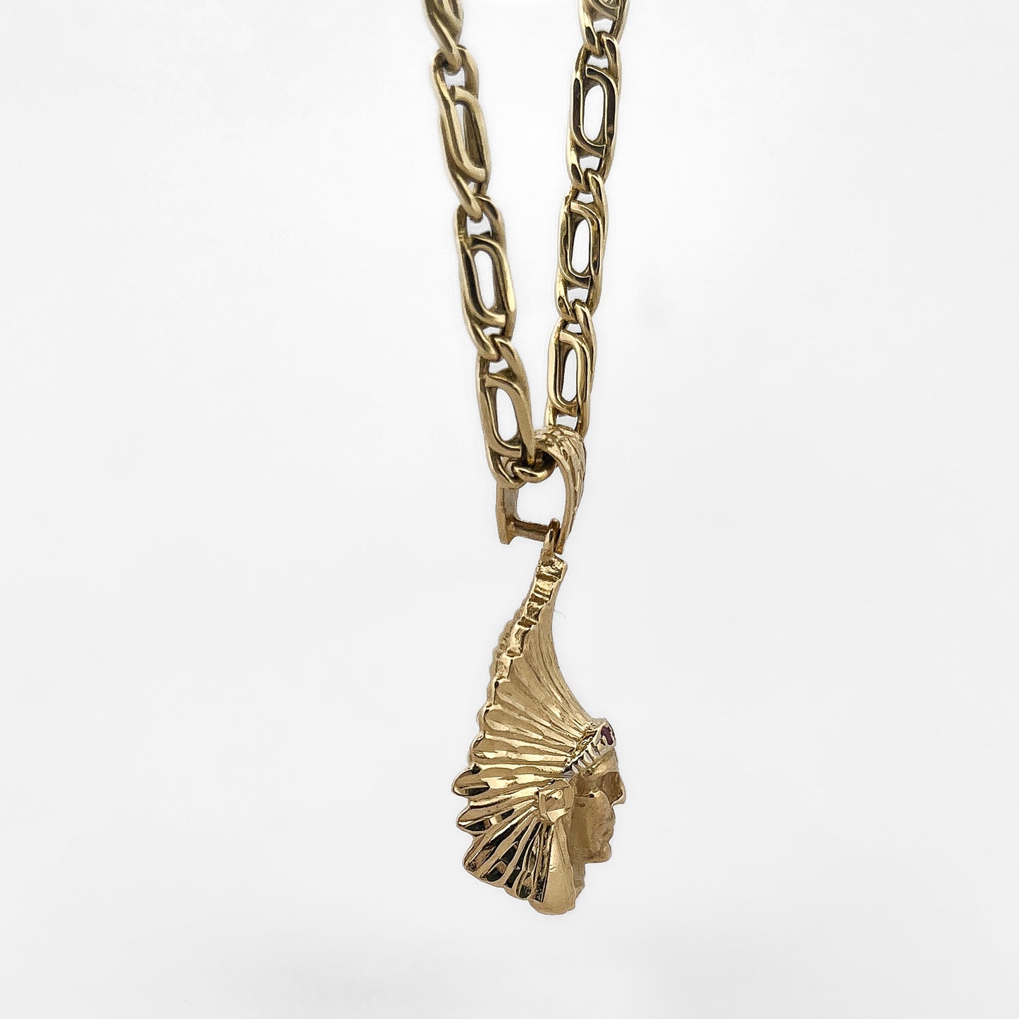 Comprar colgante medalla con cabeza de indio realizado en oro amarillo de 18kt con rubís. Colgantes de oro indios baratos. Pieza certificada y envío gratuito