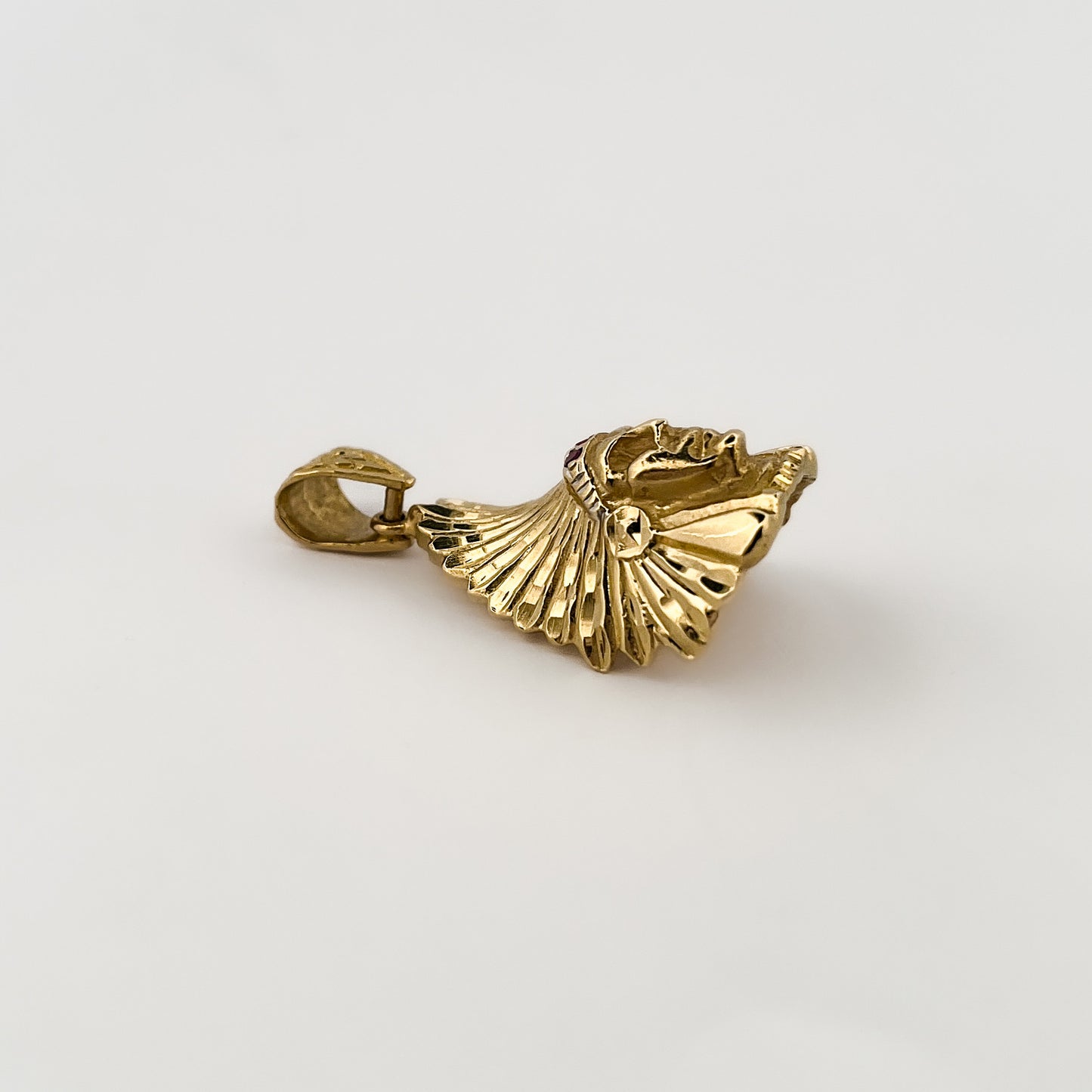 Comprar colgante medalla con cabeza de indio realizado en oro amarillo de 18kt con rubís. Colgantes de oro indios baratos. Pieza certificada y envío gratuito