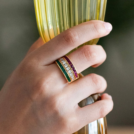 Comprar sortija ancha de oro amarillo de 18kt con 3 tiras una con rubíes, otra con diamantes y la última con esmeraldas. Anillos al mejor precio en Barcelona.