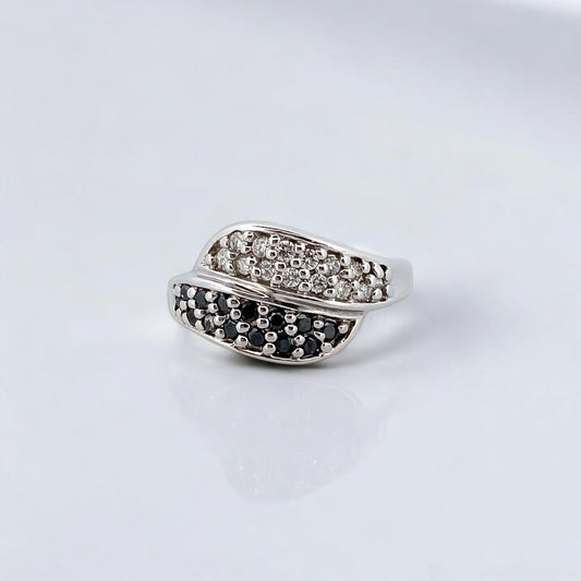 Comprar anillo realizado en oro blanco de 18kt con diamantes negros y blancos talla brillante. Joyería de segunda mano en Barcelona. Envío gratis. Ian'Or.