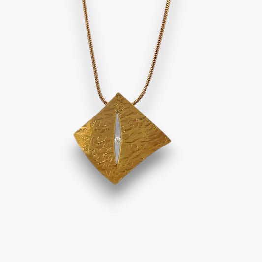 Comprar colgante relizado en oro amarillo de 18kt en forma de cuadrado irregular con un diamante en medio. Joyería Ian'Or. Joyas de segunda mano. Joyas restauradas. Colgantes baratos. Envío gratis.