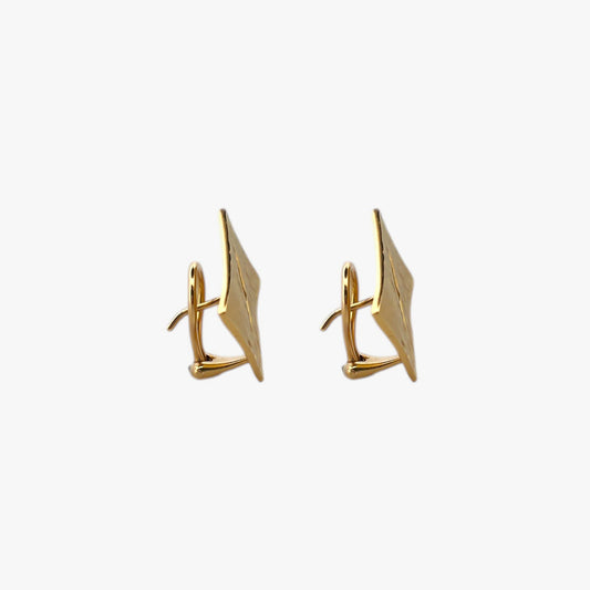 Comprar pendientes de oro amarillo de 18kt en forma de cuadrado irregular y con 1 diamante en cada pendiente. Estos preciosos pendientes miden 20mm de alto y 20mm de largo y disponen de cierre tipo omega. Joyas restauradas. Envío gratis a toda la península. Joyería Ian'Or.