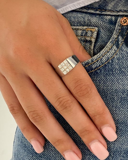 Comprar sortija tipo sello realizada en oro blanco de 18kt con pavé de 9 diamantes talla brillante. Joyas con diamantes baratas. Ian'Or. Envío Gratis.