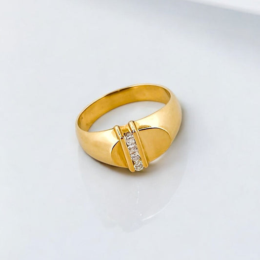 Comprar anillo realizado en oro amarillo de 18kt y carril de 4 diamantes talla brillante en la parte central del anillo. Joyería Ian'Or. Envío gratis.
