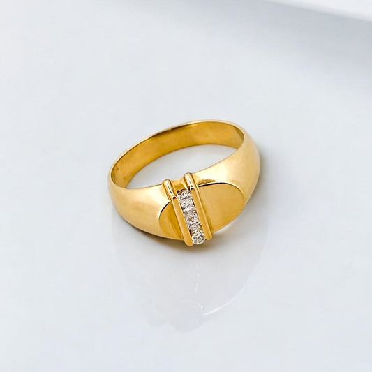 Comprar anillo realizado en oro amarillo de 18kt y carril de 4 diamantes talla brillante en la parte central del anillo. Joyería Ian'Or. Envío gratis.