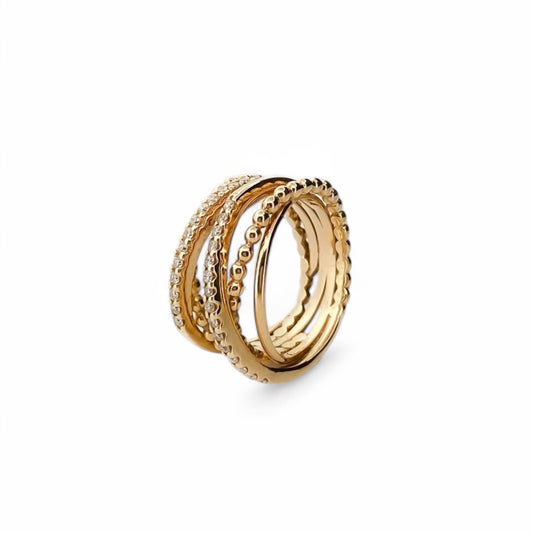 Anillo realizado en oro amarillo de 18kt con seis bandas unidas entre si, dos de ellas lisas dos con motivos de bolitas i dos medias alianzas con diamantes talla brillante