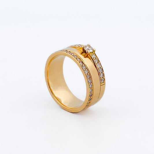 Comprar anillo realizado en oro amarillo de 18kt con un diamante engastado en 4 grapas y 54 diamantes más pequeños. Joyas segunda mano. Joyería Ian'Or.
