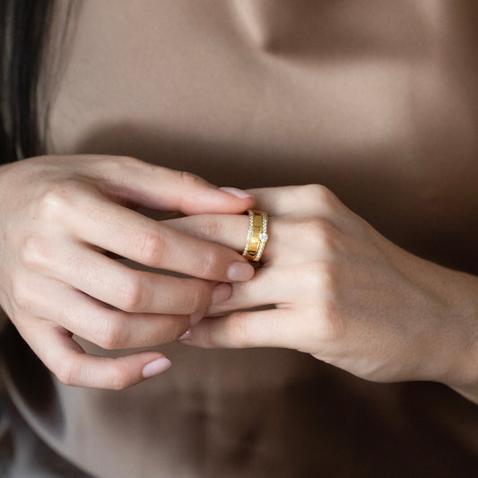 Comprar anillo realizado en oro amarillo de 18kt con un diamante engastado en 4 grapas y 54 diamantes más pequeños. Joyas segunda mano. Joyería Ian'Or.