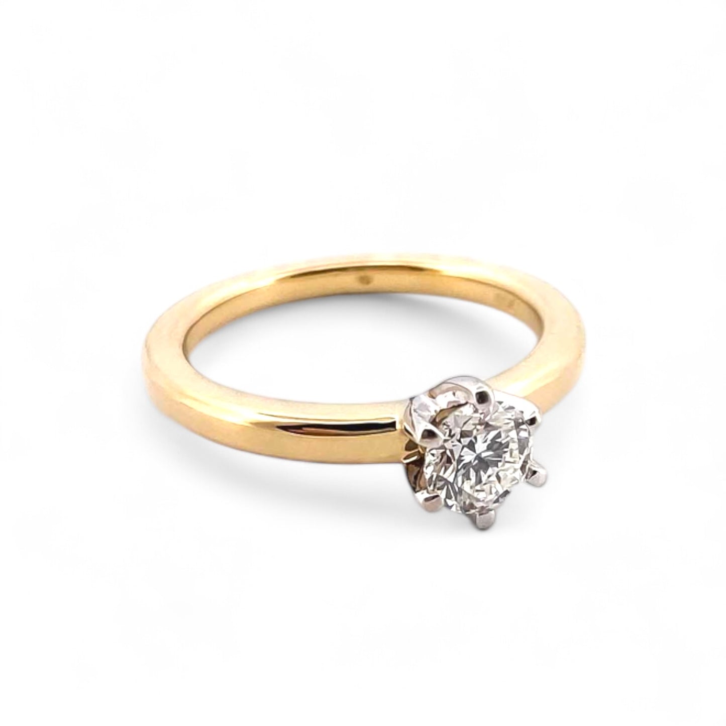 Solitario de oro amarillo de 18kt con diamante talla brillante de de 0,40ct engastado en 6 grapas en oro blanco. Un precioso anillo de compromiso con un diseño clásico y atemporal
Talla original: 15
Joyas de segunda mano al mejor precio, envío gratuito. Anillos de compromiso baratos