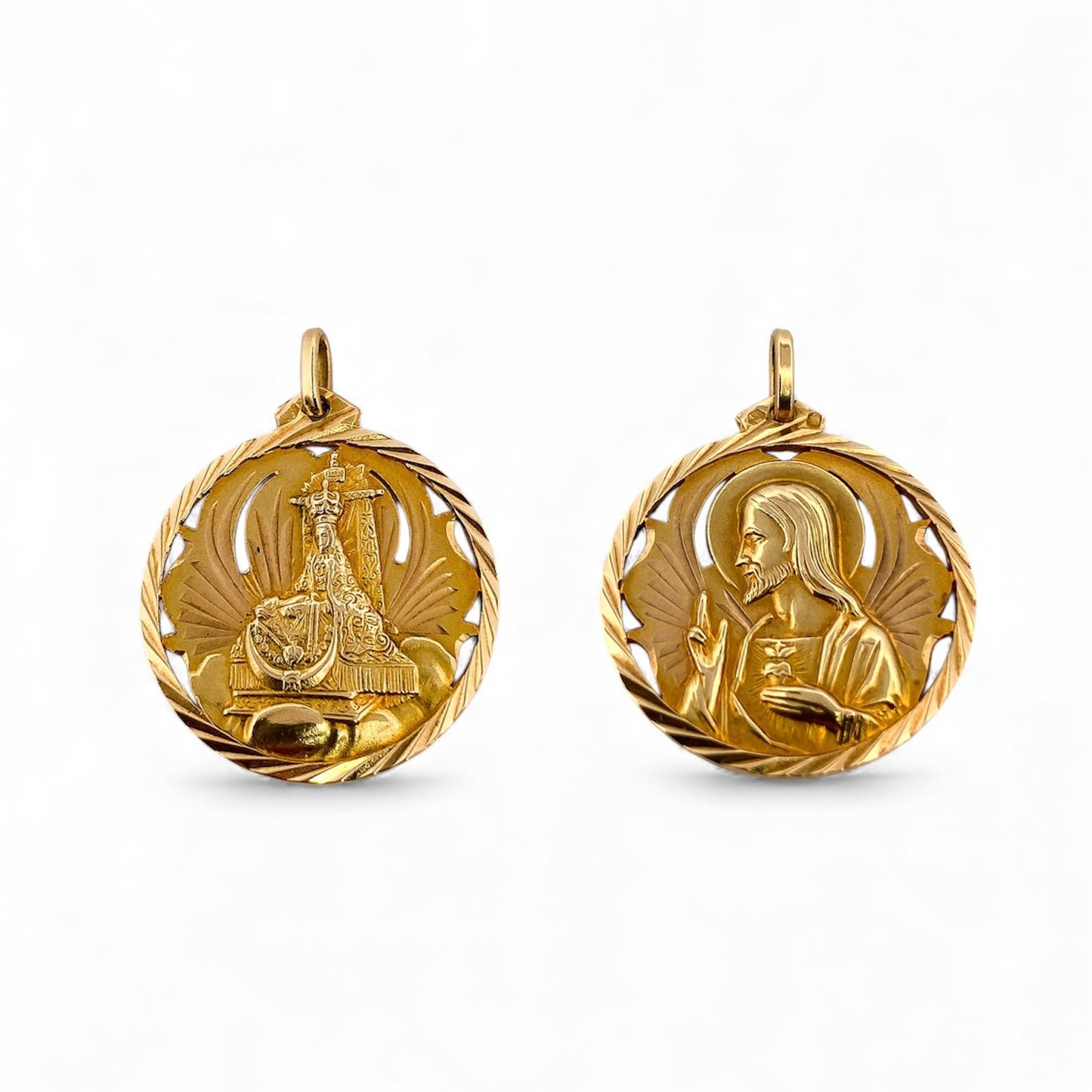 Colgante medalla realizado en oro amarillo de 18kt con grabado de el corazón de Jesús y escapulario de la virgen de las angustias. Joyas religiosas de oro al mejor precio.