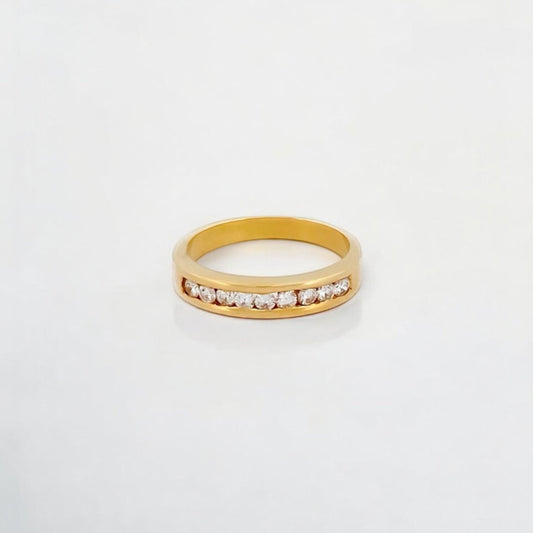 Media alianza realizada en oro amarillo de 18kt con carril de diamantes talla brillante. Joyas de segunda mano. Joyas con diamantes baratas. Envío gratis