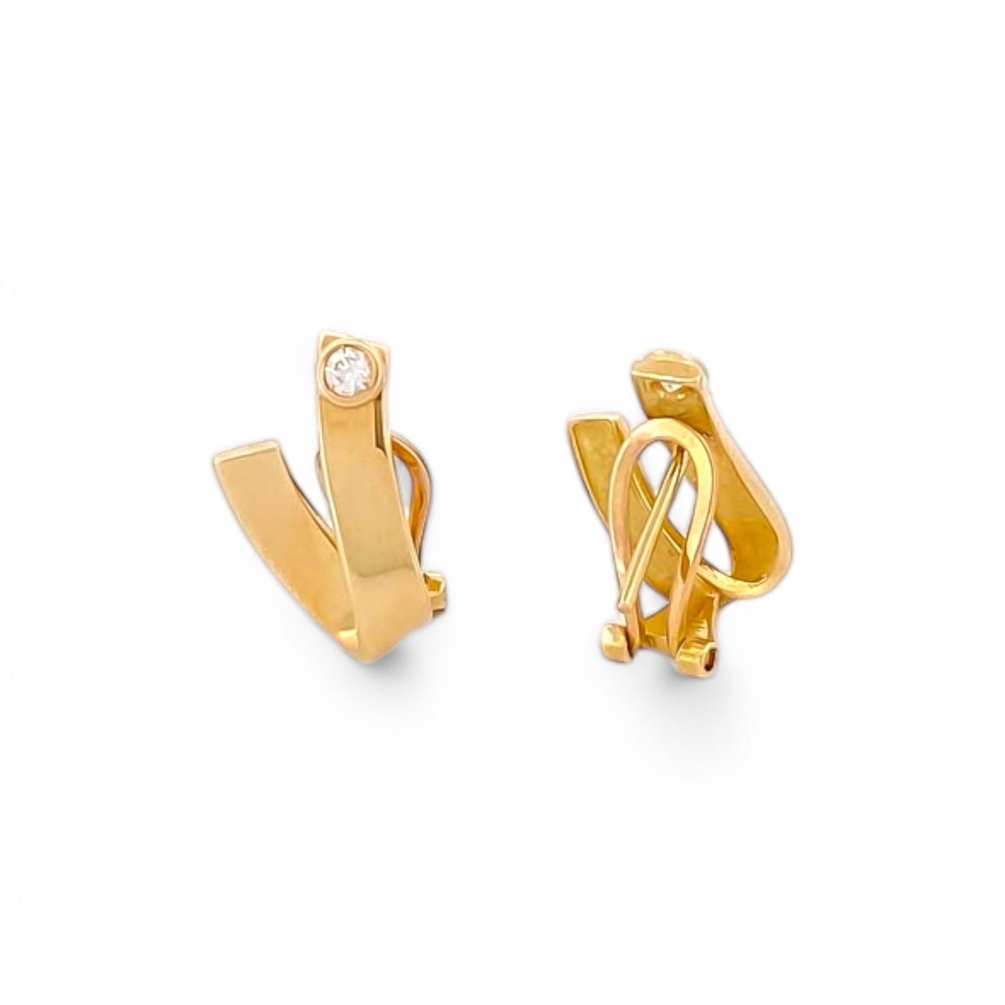Comprar pendientes de oro amarillo de 18kt en forma de "V" con dos diamantes. Pendientes con cierre tipo Omega. Pendientes de oro baratos Ian'Or. Envío gratis.