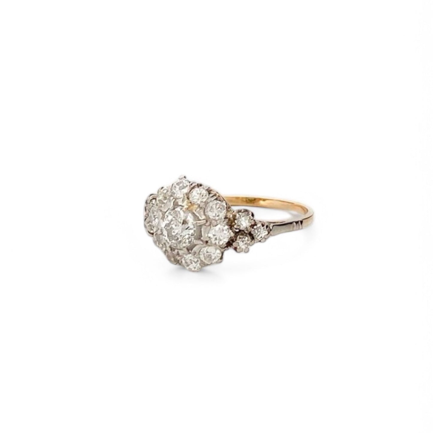 Comprar anillo vintage realizado en oro blanco de 18kt con rosetón de diamantes talla antigua. Joyas de segunda mano. Joyas vintage con diamantes. Ian'Or.