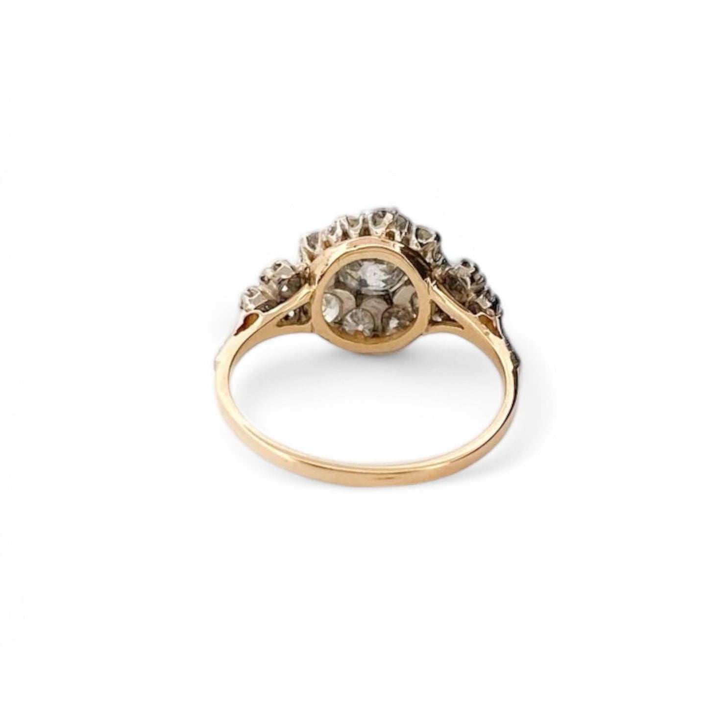 Comprar anillo vintage realizado en oro blanco de 18kt con rosetón de diamantes talla antigua. Joyas de segunda mano. Joyas vintage con diamantes. Ian'Or.