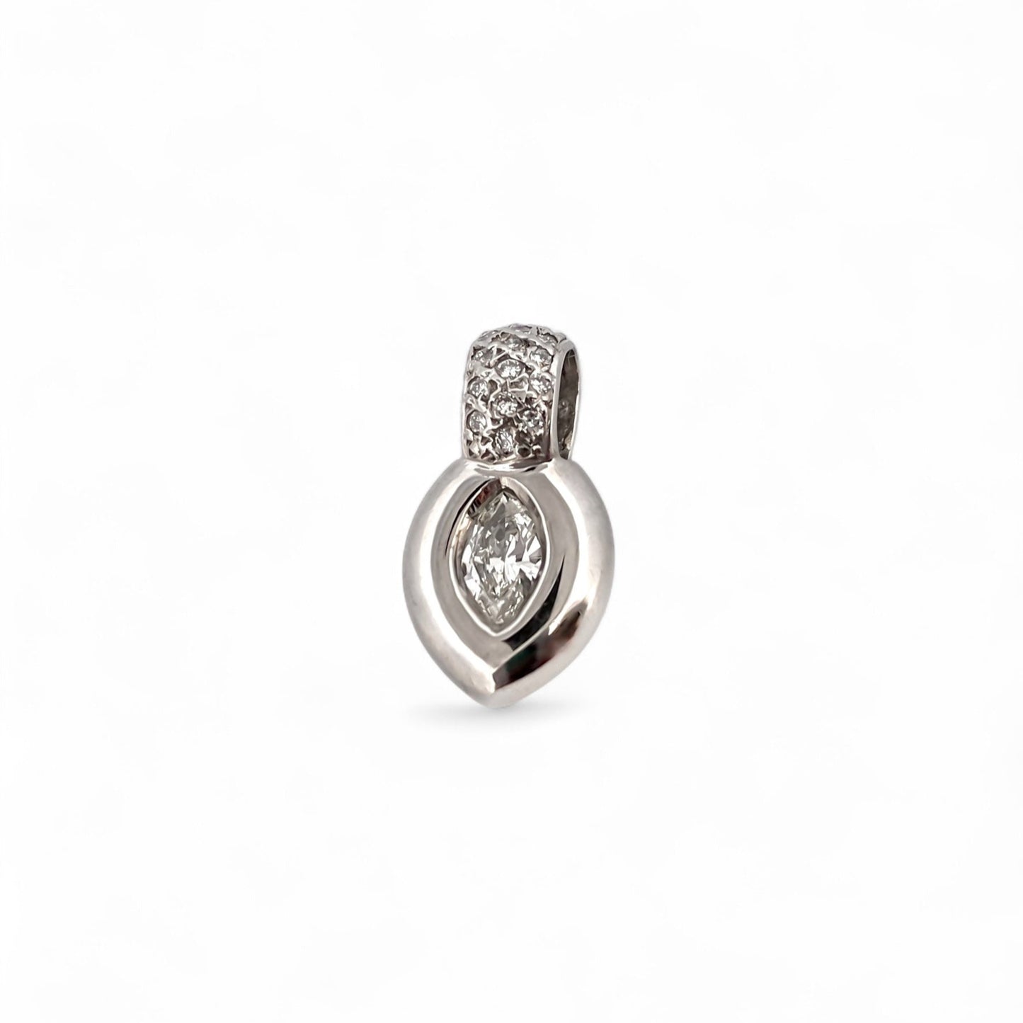 Comprar colgante en forma ovalada en oro blanco de 18kt con una valía ancha para combinar con una cadena y convertirlo en collar. Joyería Ian'Or. Envío gratis.