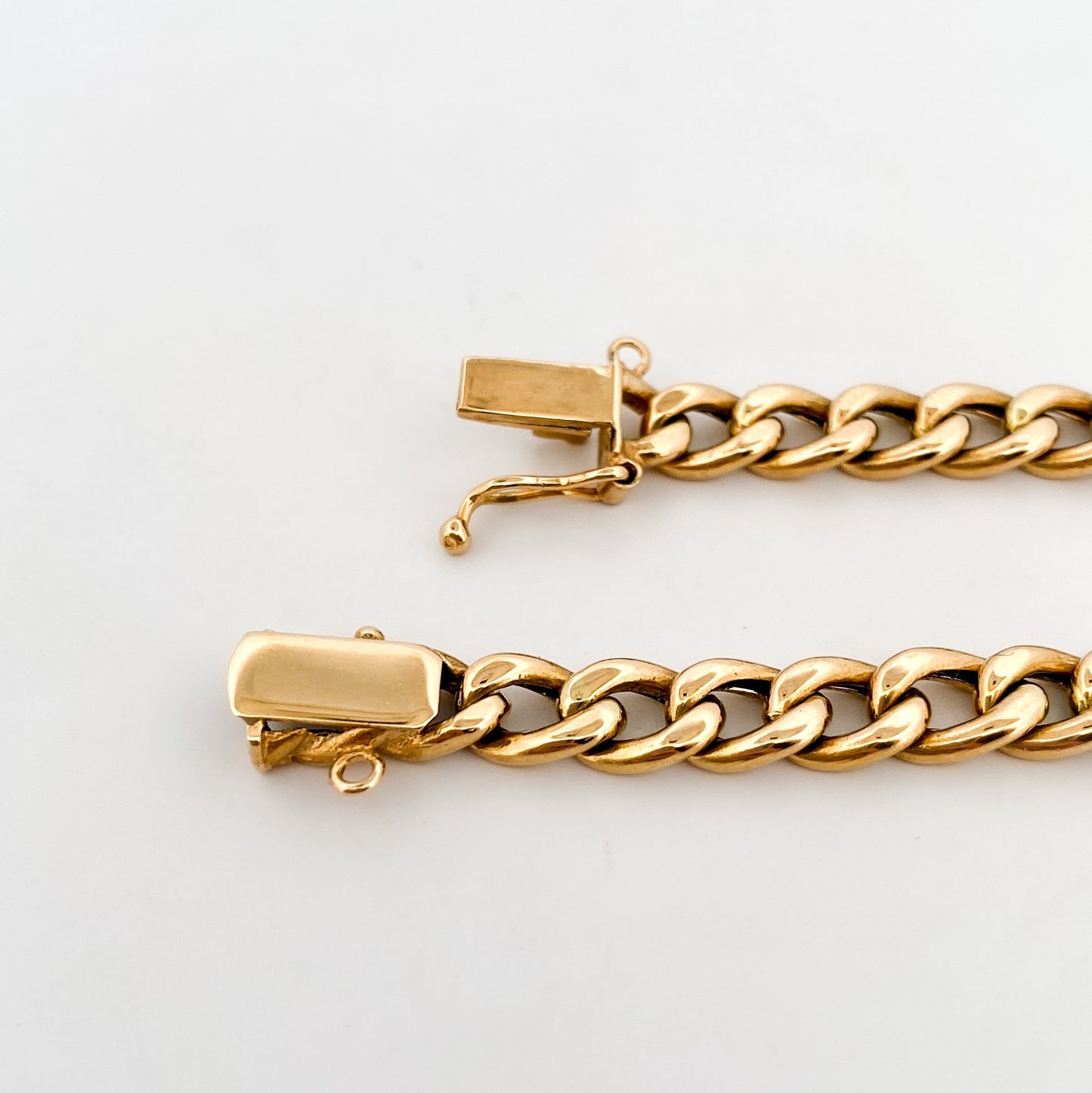 Comprar pulsera oro amarillo de 18kt con cadena tipo cubana. La pulsera mide 22,6cm de largo y 6,42mm de grosor. Joyas al mejor precio en Barcelona. Ian'Or.