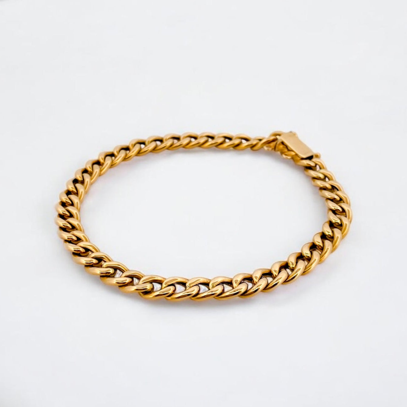 Comprar pulsera oro amarillo de 18kt con cadena tipo cubana. La pulsera mide 22,6cm de largo y 6,42mm de grosor. Joyas al mejor precio en Barcelona. Ian'Or.